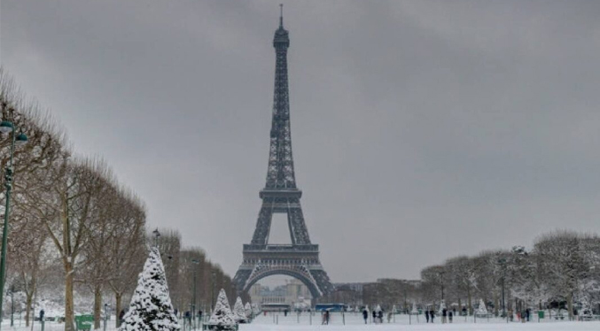 Vuelos cancelados y la torre Eiffel cerrada por el temporal de nieve en París