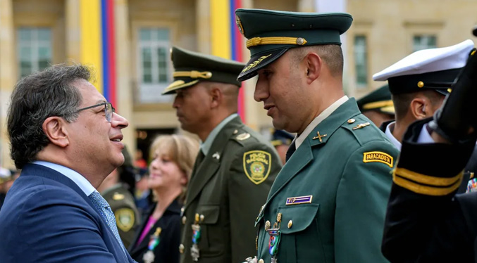 Petro condecora en una misma ceremonia a policías, militares y a exguerrilleros del M-19