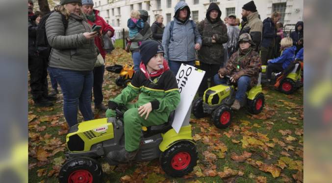 Agricultores británicos protestan contra impuesto que podría devastar negocios familiares