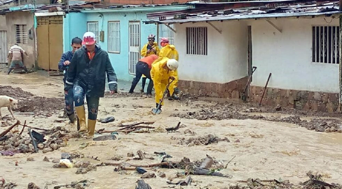 Desalojan a 11 familias por crecida de una quebrada en Táchira