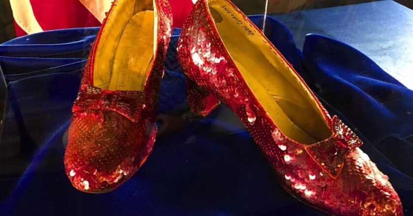 Los zapatos rubí de Judy Garland en El Mago de Oz se muestran en Londres antes de su venta