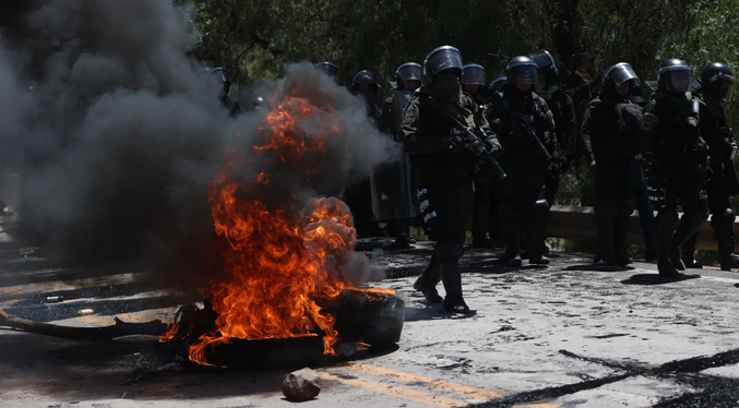 Policías y militares de Bolivia desbloquean carreteras tomadas por ‘evistas’ en Cochabamba