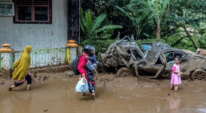 Sube a 20 el saldo de muertos por las inundaciones y deslizamientos en Indonesia