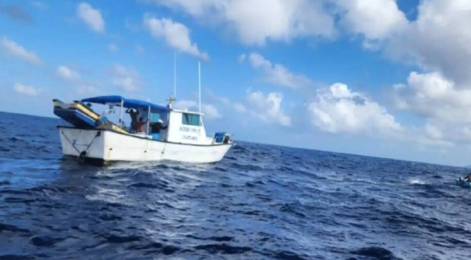 Rescatan a dos pescadores desaparecidos tras zarpar de La Guaira