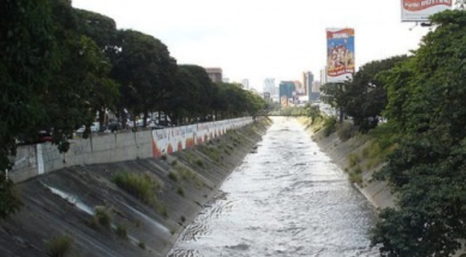 Bomberos hallan cadáver de un hombre en las riberas del río Guaire