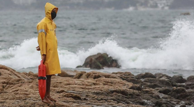 Tormenta Rafael se intensifica mientras se aproxima a las Islas Caimán y Cuba