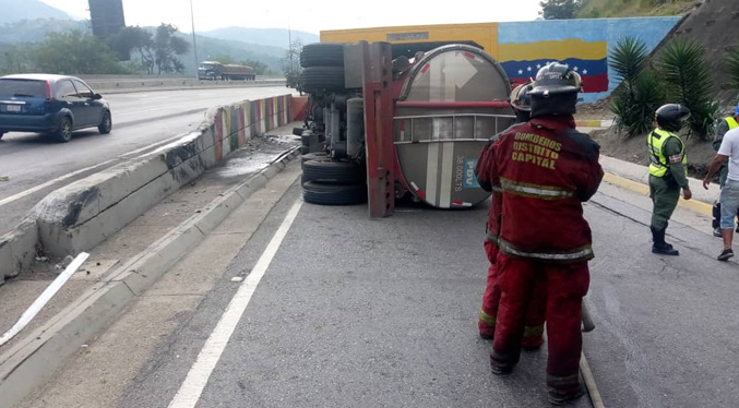 Al menos dos lesionados deja vuelco de gandola de combustible en Turumo vía Guarenas