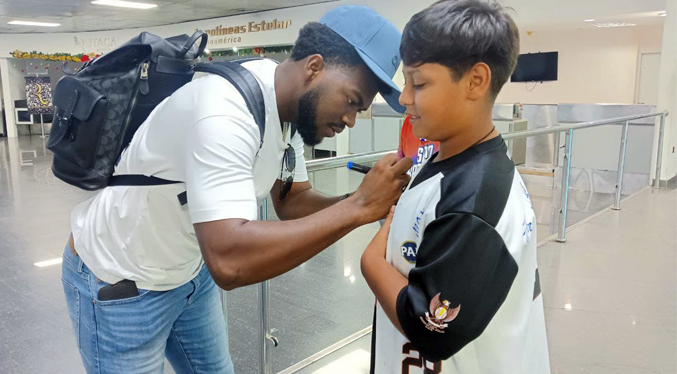 Águilas del Zulia comparte con la fanaticada en el aeropuerto La Chinita