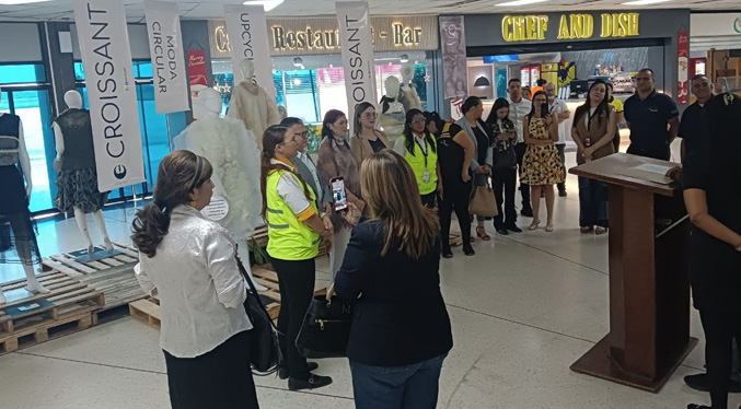 Mercedes Nouel apertura en el Aeropuerto Internacional La Chinita la exhibición de «Croissant»