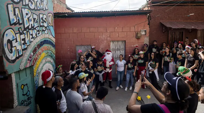 Trabajadores de la prensa entregan más de 800 regalos a niños en Caracas