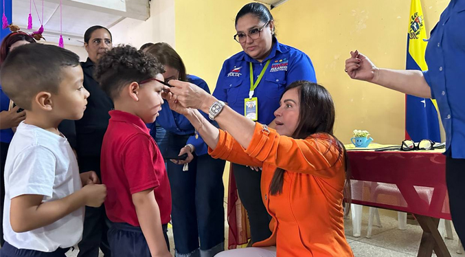 Gobernación entrega lentes correctivos a cien escolares