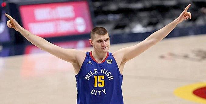 Jokic superó a Magic Johnson como el tercer jugador con más triples-dobles de la NBA