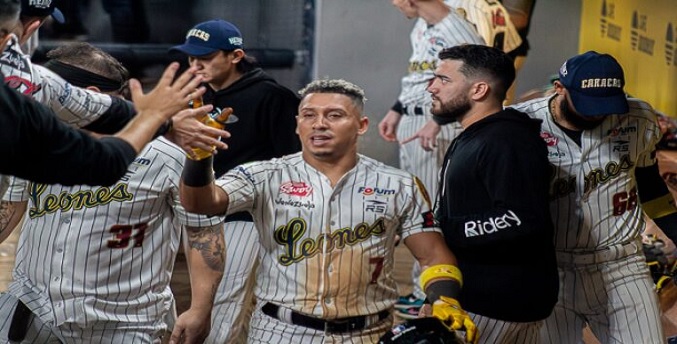 Leones del Caracas derrota los Tiburones para alcanzar la Serie del Comodín