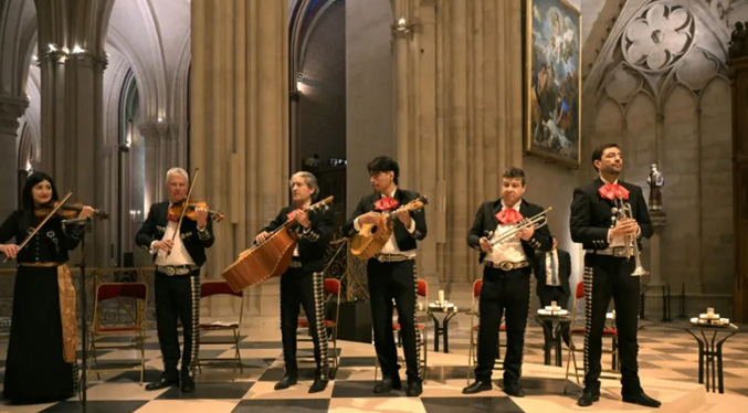 La comunidad latina en París redescubre Notre-Dame, bajo el manto de la Virgen de Guadalupe