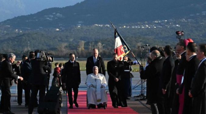 El Papa llega a la isla francesa de Córcega para una visita histórica