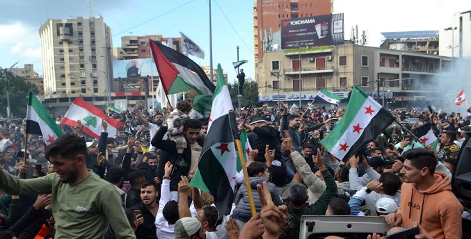 Sirios celebran en las calles la caída de Al Asad