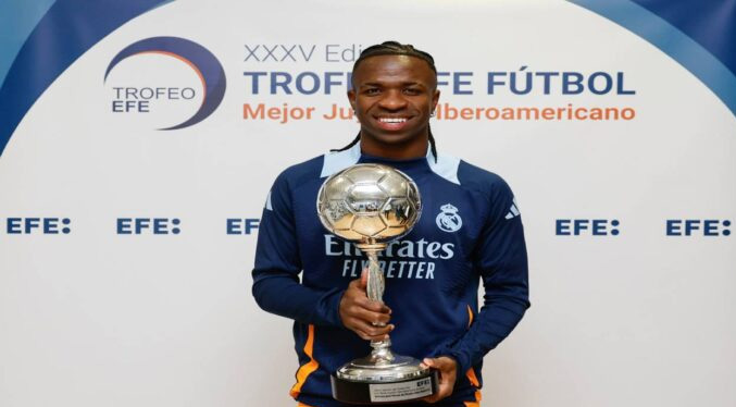 Vinicius recibe premio al mejor jugador Iberoamericano 2024