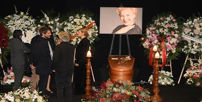 Amigos y compañeros dan el último adiós a Marisa Paredes en el Teatro Español de Madrid