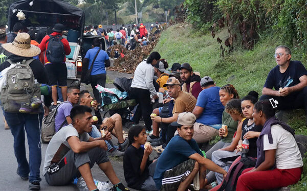 Caravana de migrantes se topa con el bloqueo de las autoridades en el sur de México