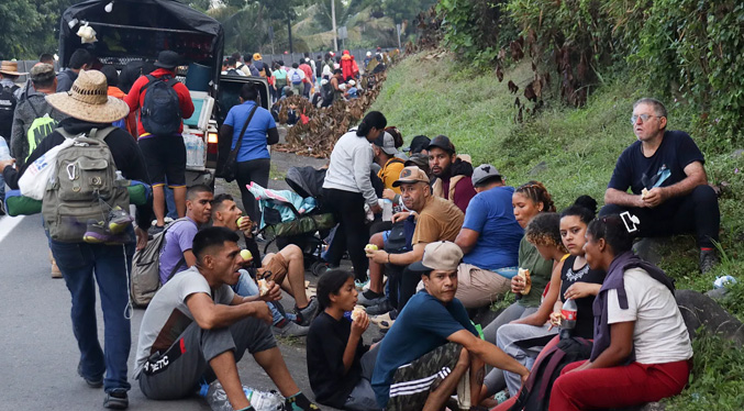 Caravana de migrantes se topa con el bloqueo de las autoridades en el sur de México