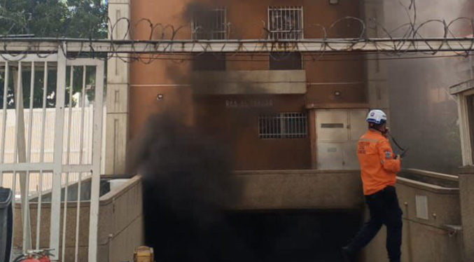 Bomberos y Protección Civil controlan incendio de un edificio en Chacao