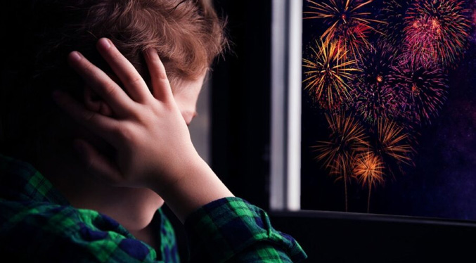 Conozca cómo actuar ante los ruidos de fuegos artificiales con un niño autista