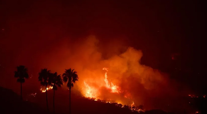 Un incendio avanza sin control y fuerza la evacuación de miles de personas en California