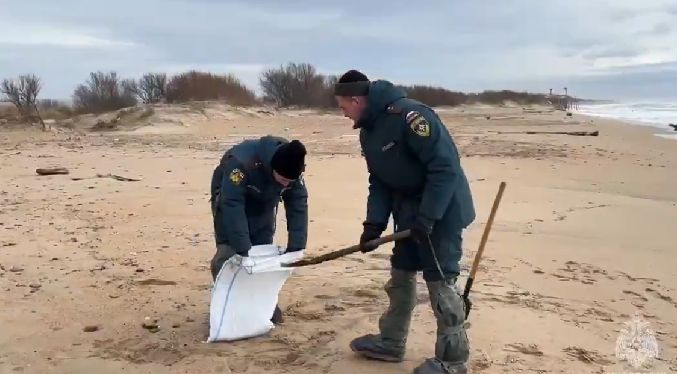 Un derrame ruso de petróleo en el Mar Negro contamina 50 km de playas