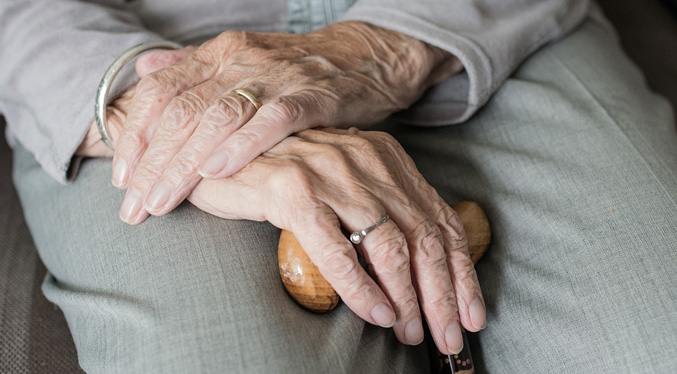 Anciana es atacada por su empleada de limpieza en EEUU: Le exigía aguinaldos