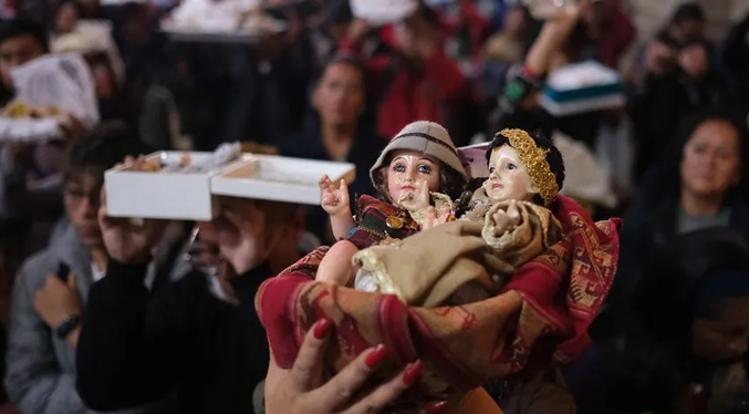 Feligreses piden «salud y paz» para Bolivia en la celebración del Día de los Reyes Magos