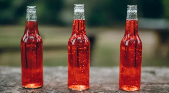 La FDA prohíbe colorante rojo en bebidas y dulces, vinculado a cáncer en animales