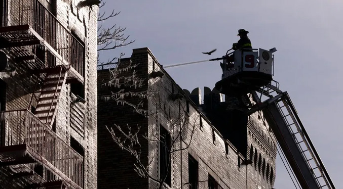 Siete heridos en un aparatoso incendio en un bloque de viviendas del Bronx de Nueva York