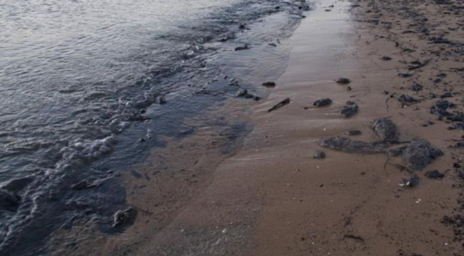 Rusia detecta nuevas manchas de petróleo en las playas de Crimea