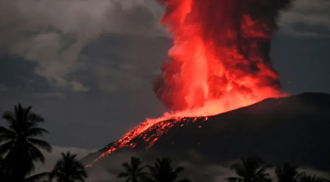 Comienza a erupcionar el monte Ibu en Indonesia