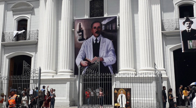 Devotos se congregan en iglesia La Candelaria para acompañar a José Gregorio Hernández