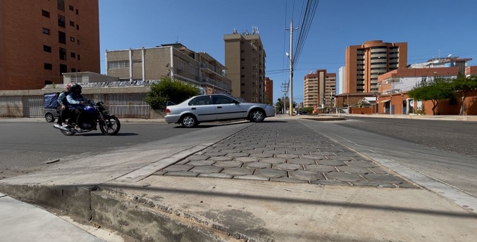 Pasos peatonales y caminos accesibles: La renovación continúa en el Boulevard Zona 11 de Maracaibo