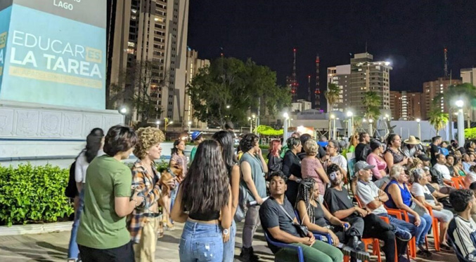 La familia marabina celebra la Hora del Planeta en Plaza de la República