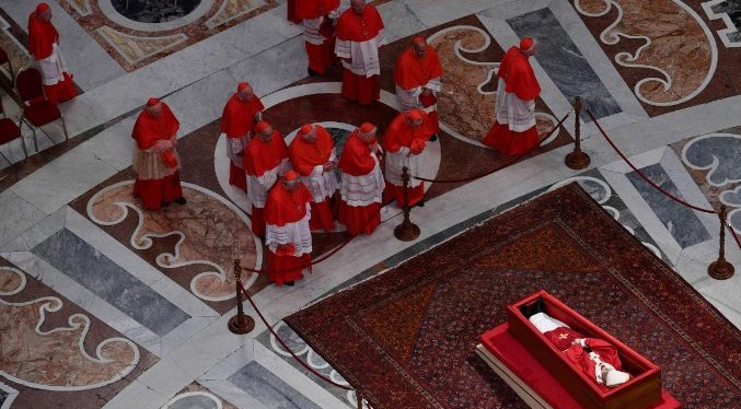 Capilla ardiente del papa Francisco cierra las puertas al público