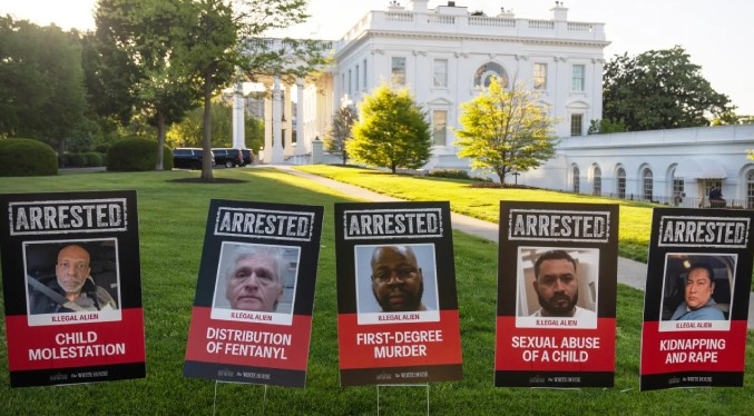La Casa Blanca exhibe fotos de 100 migrantes arrestados y enumera sus delitos