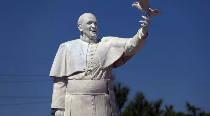 Migrantes suspiran por Francisco en la frontera mexicana donde «no mana leche ni miel»