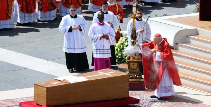 El funeral de Francisco, entre la emoción del adiós y el reencuentro de Trump con Europa
