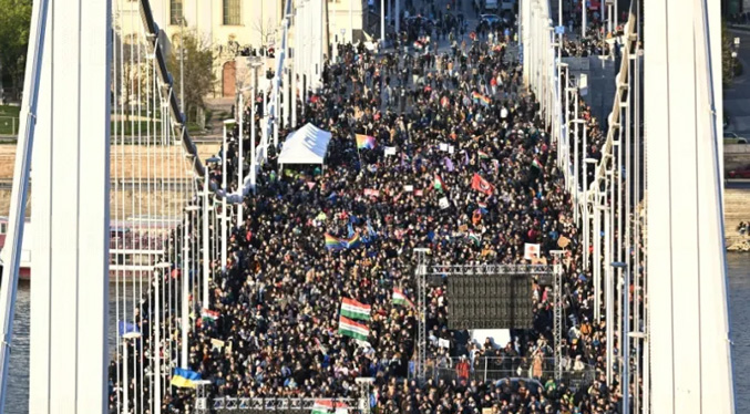 Hungría reforma la Constitución para restringir los derechos LGBT+