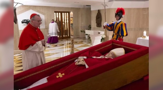 Primeras imágenes del papa Francisco en su féretro