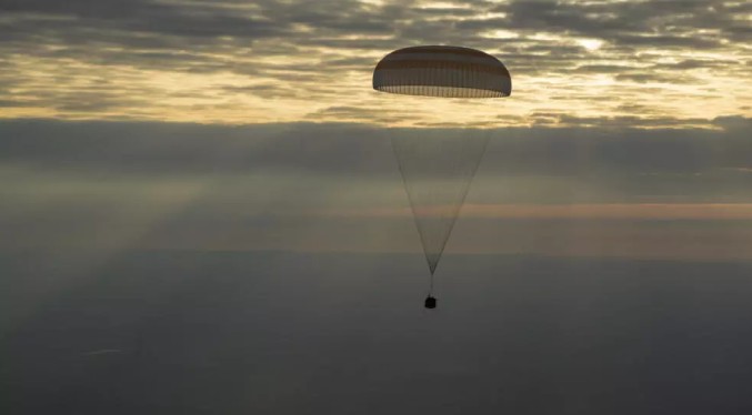 Una nave espacial Soyuz aterriza en Kazajistán con dos rusos y un estadounidense