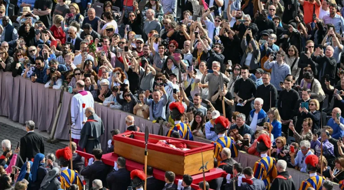 El féretro del Papa llega a la basílica de San Pedro para la capilla ardiente
