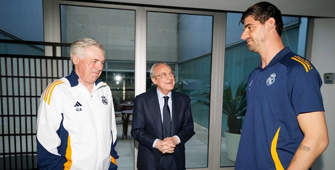 Florentino Pérez saluda a los jugadores y a Ancelotti en el hotel de concentración