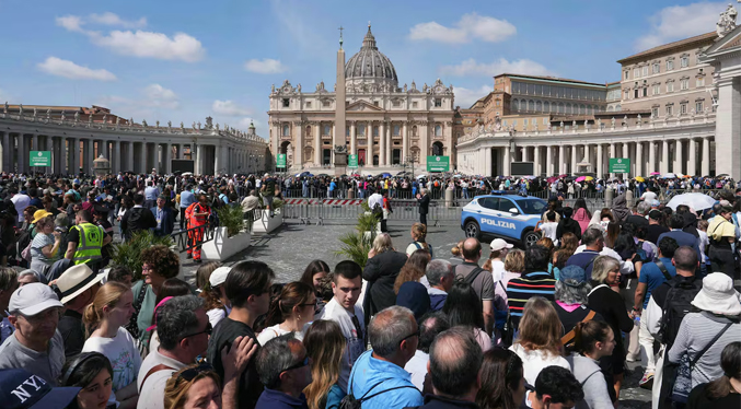 Fieles colman San Pedro del Vaticano para asistir a la misa de luto por Francisco