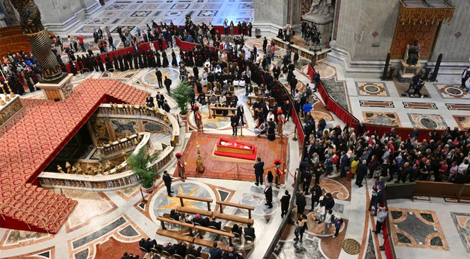 Unas 20 mil personas pasaron por Santa María la Mayor para ver la tumba del Papa