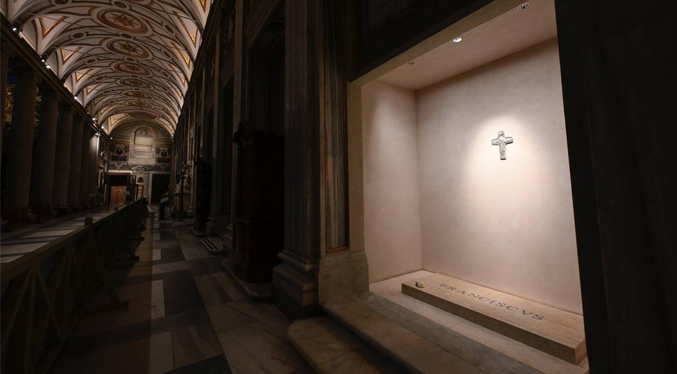 Imágenes de la tumba del Papa en la Basílica de Santa María la Mayor