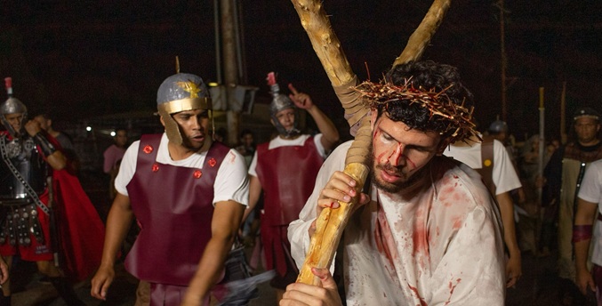 Con más de 40 años, comunidad de Puerto Escondido realiza su tradicional Viacrucis